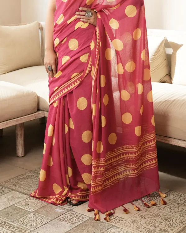 Magenta_Cotton_Charm_Polka_Dot_Mul_Saree_With_Tassels_For_Women